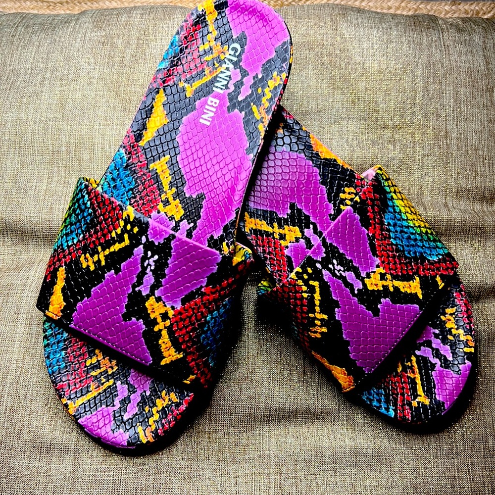 Sandals multicolored snake print size 6